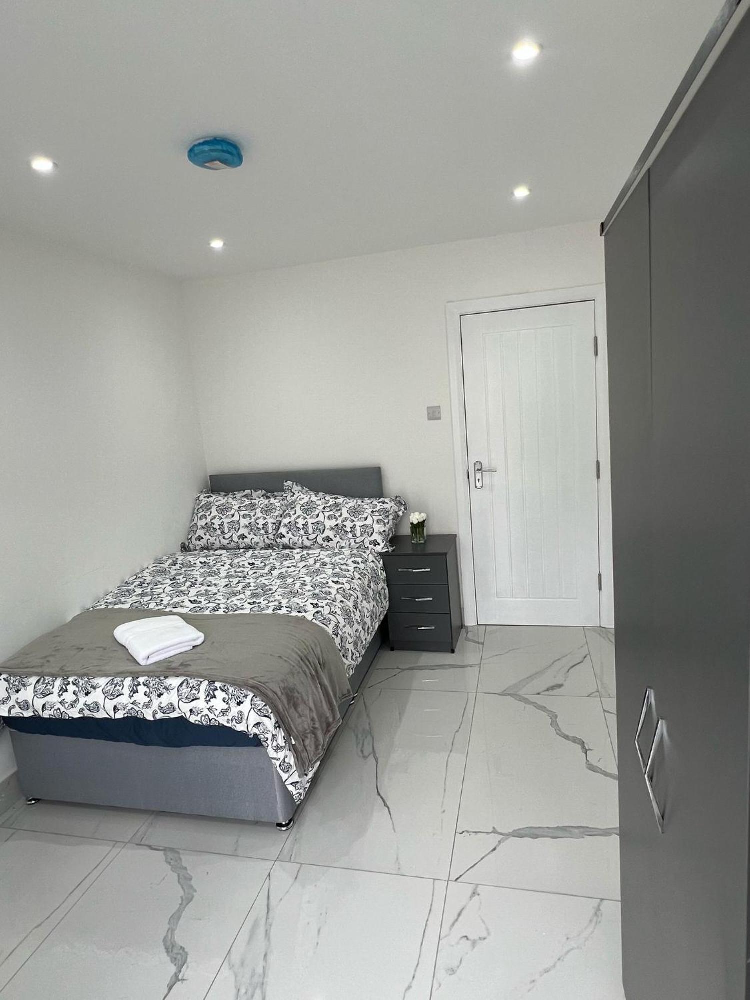 Appartement 93 New Road à Harmondsworth Extérieur photo