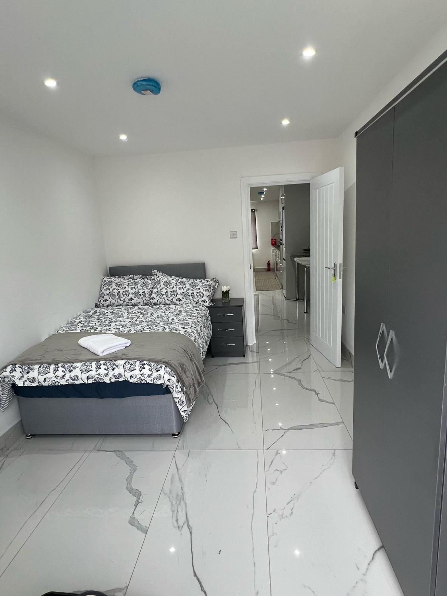 Appartement 93 New Road à Harmondsworth Extérieur photo