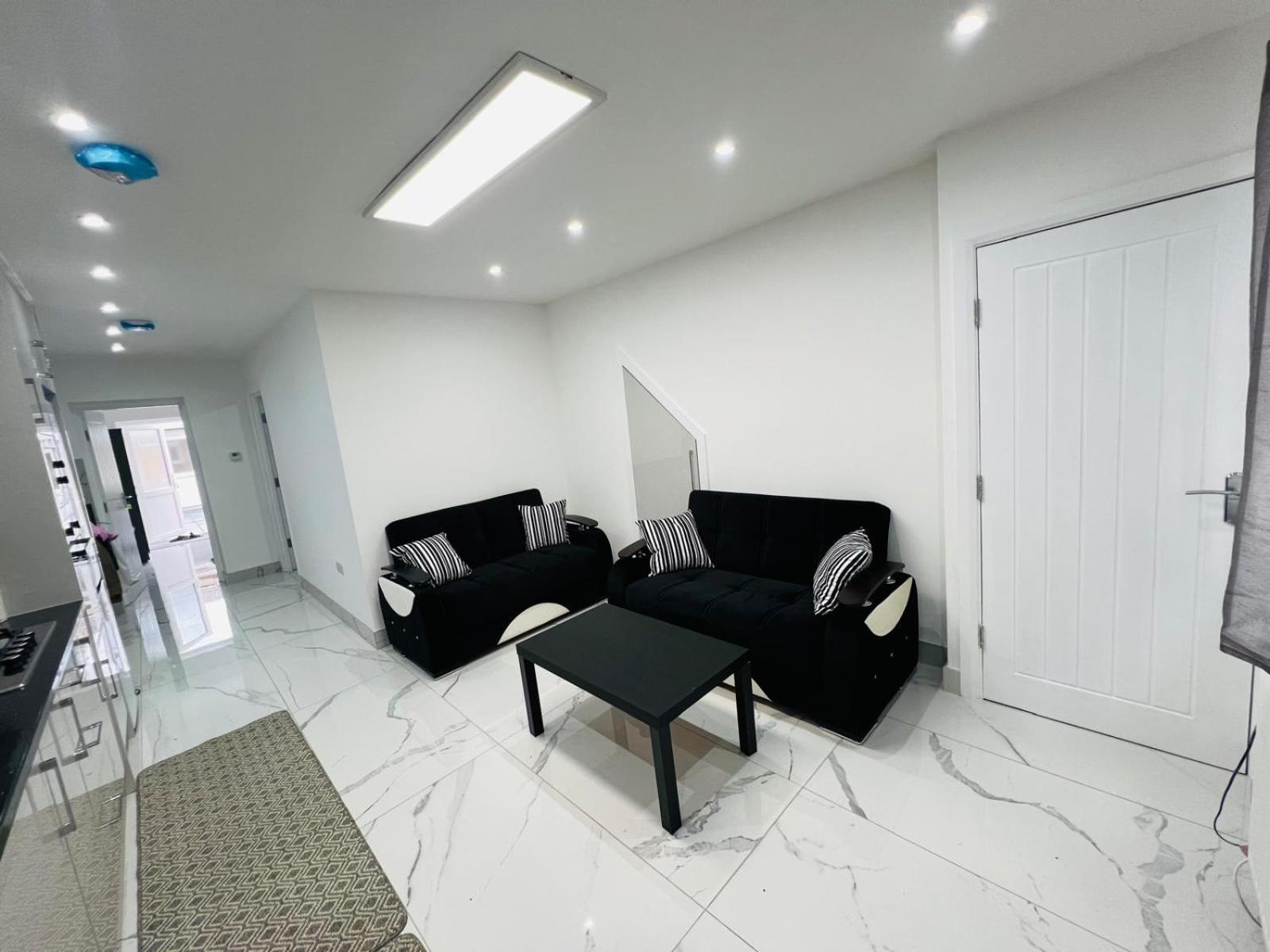 Appartement 93 New Road à Harmondsworth Extérieur photo